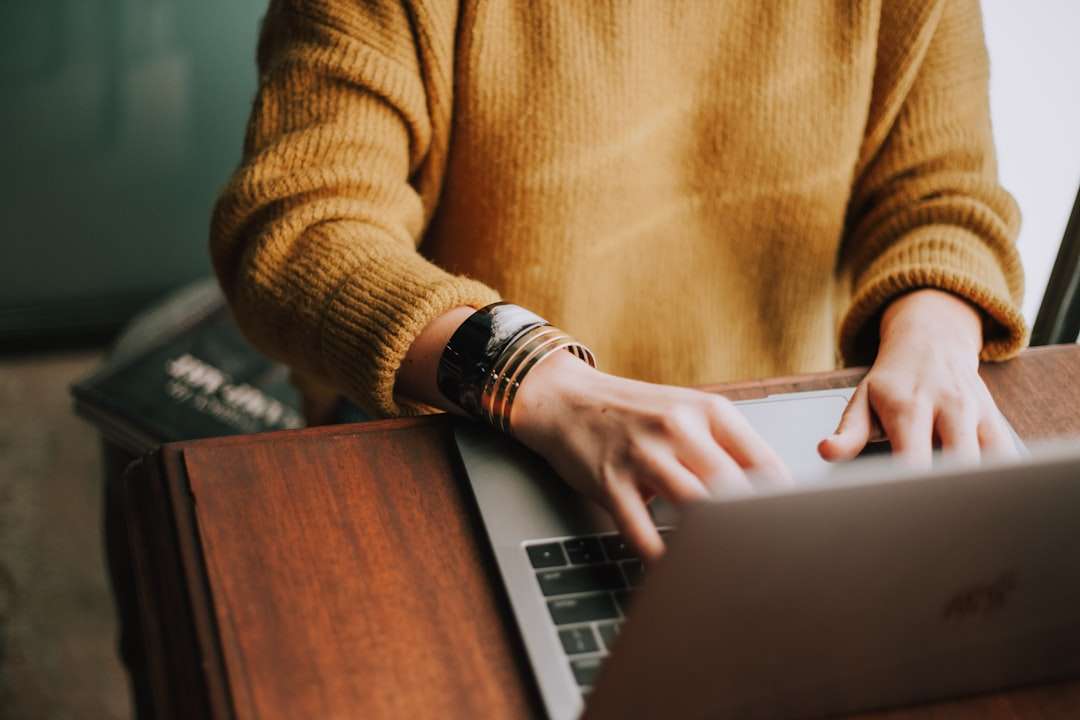 manos de mujer escribiendo en notebook optimización de servicio destacado   SEO