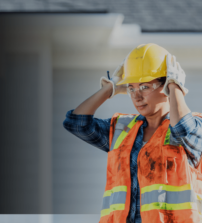 mujer constructora manos en la cabeza toca casco amarillo