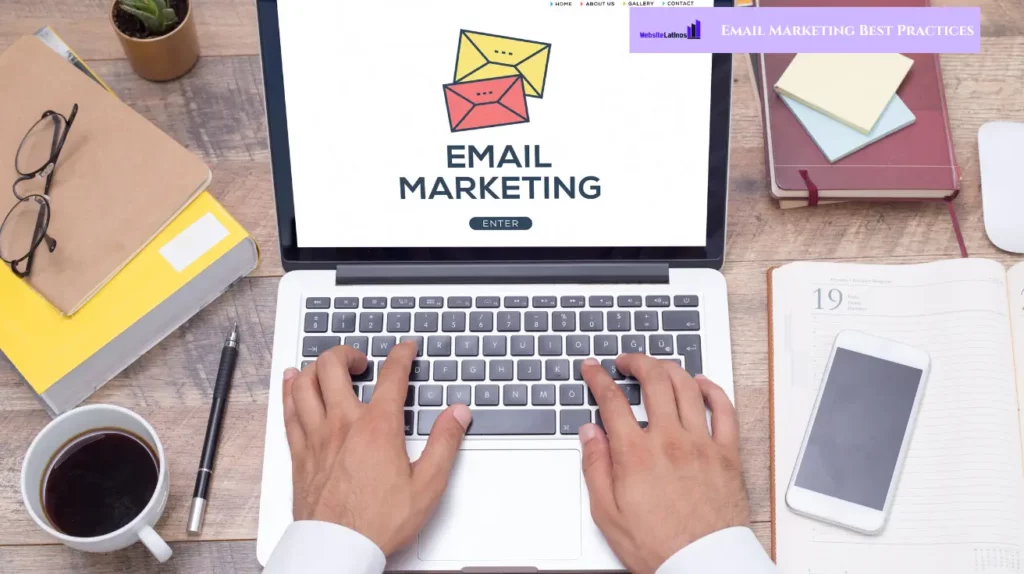 Imagen realista de las manos de un profesional en un teclado, mirando la pantalla de un portátil que muestra una campaña de marketing por correo electrónico. En el escritorio hay un smartphone, agendas de notas, espejuelos, libros y una taza de café. La escena está bien iluminada con luz cálida de oficina. Incluye el texto «Email Marketing Best Practices» en una fuente elegante en la parte superior de la imagen y el logo de Website Latinos.