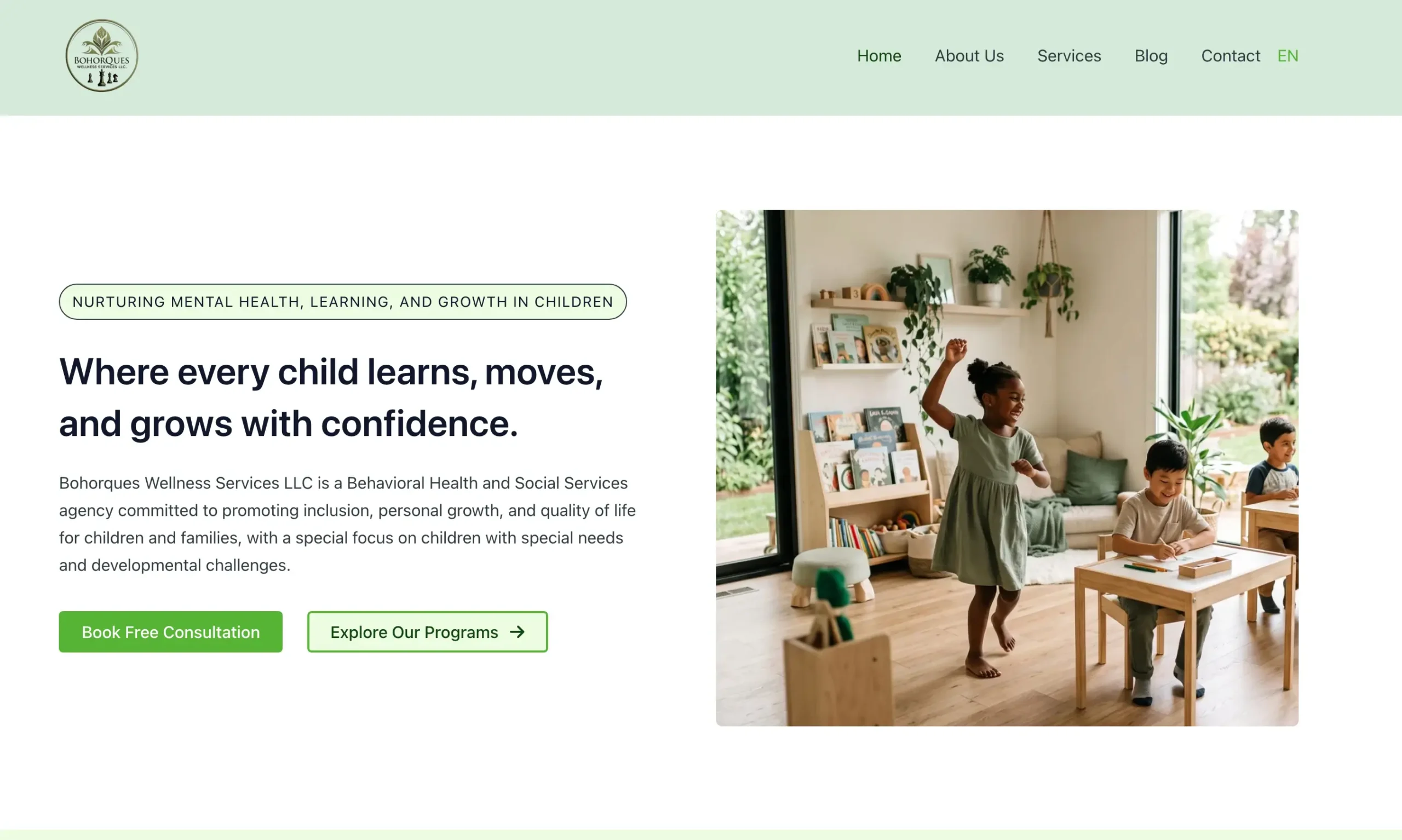 Página web de Bohorques Wellness Services con diseño sobrio en tonos claros y niños jugando alegremente en una habitación bien iluminada.