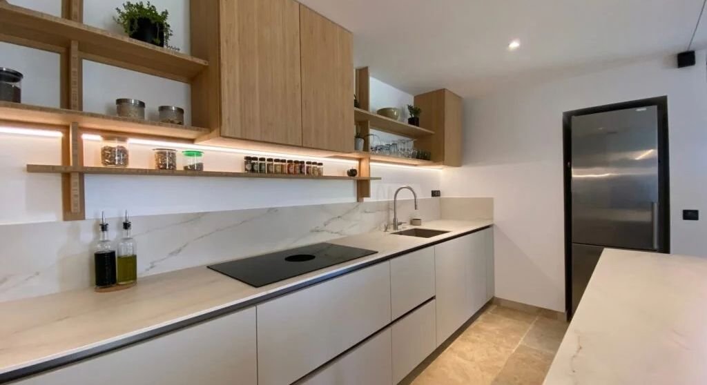 Cocina contemporánea de diseño elegante Cocina contemporánea de diseño elegante, con estantes de madera y encimeras de mármol.